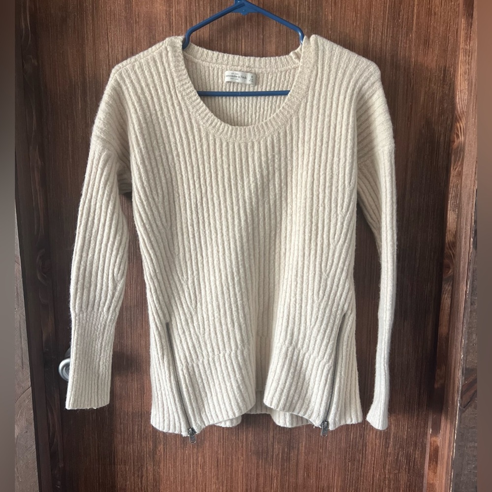 Abercrombie & Fitch cream sweater size Medium